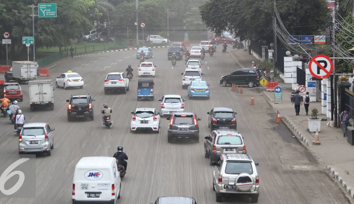 Kendaraan melintasi jalan yang sedang dalam proses perbaikan di kawasan Gambir, Jakarta, Selasa (14/6). Jalan yang rusak serta dipenuhi debu tersebut membuat pengendara harus lebih berhati-hati karena cukup berbahaya. (Liputan6.com/Immanuel Antonius)