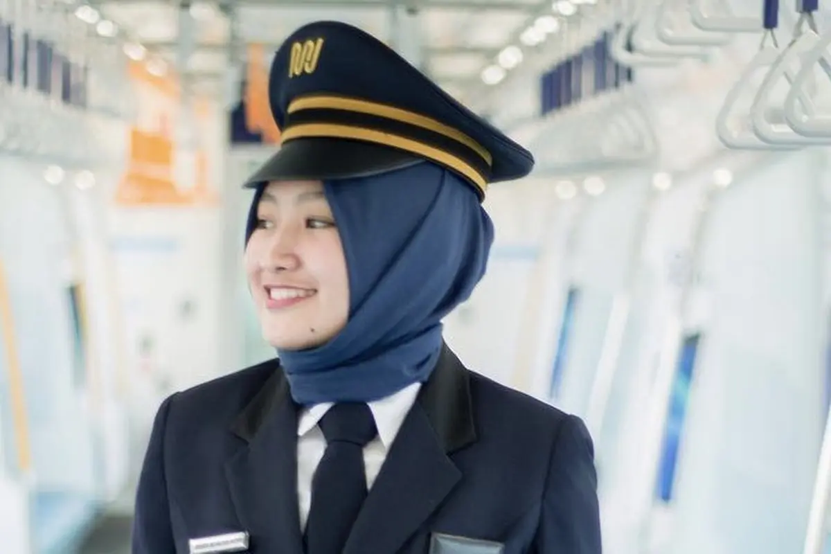 Tiara Alincia Buktikan Perempuan Mampu Menjadi Masinis MRT