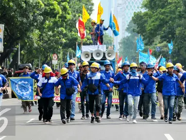 Ribuan buruh kembali melakukan aksi demonstrasi di Jalan Medan Merdeka menolak PP 78 tahun 2015 mengenai pengaturan pengupahan kerja, Jakarta, Kamis (10/12). (Liputan6.com/Yoppy Renato)