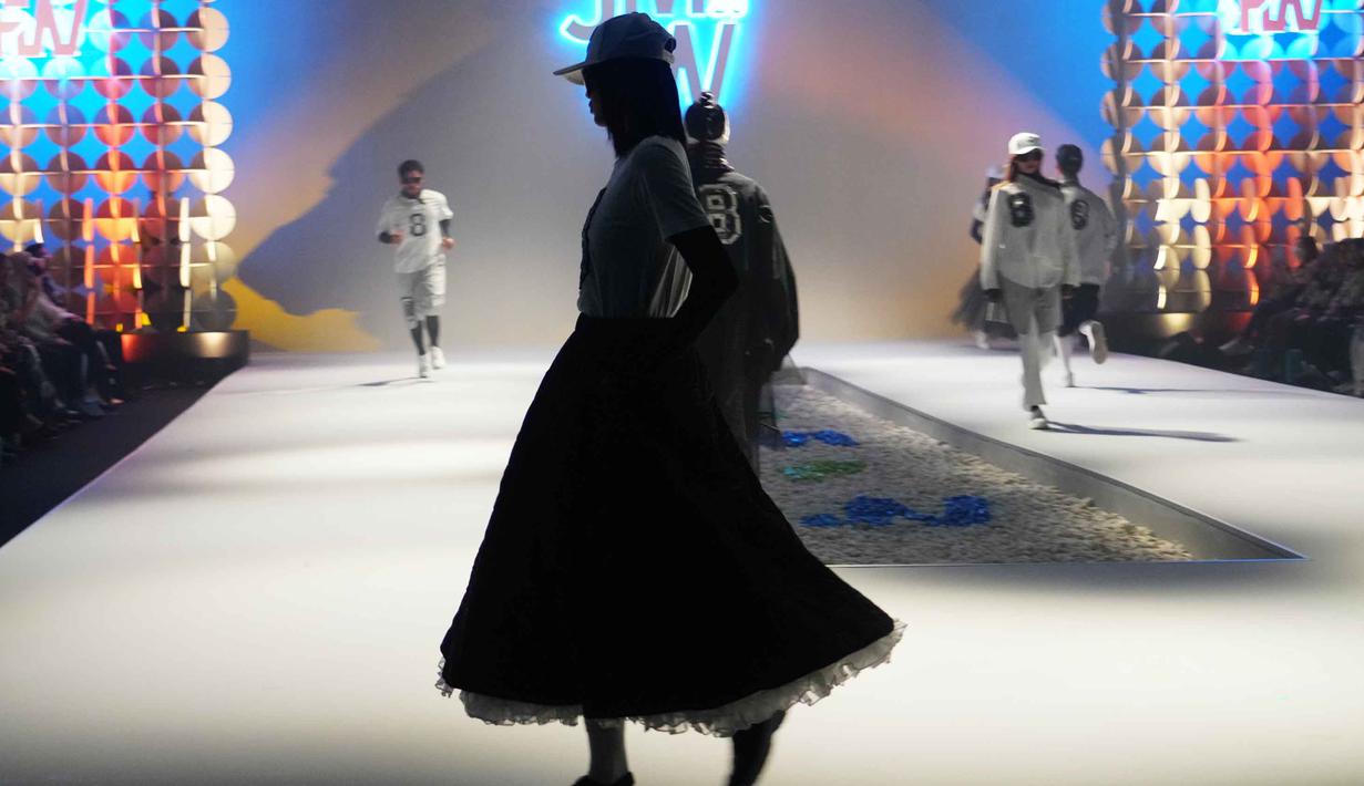 JMFW akan menghadirkan ratusan karya para desainer ternama seperti Zeta Prive, Jenna & Kaia, Dama Kara, Neu Men, Brilianto, Irna Mutiara, Ayu Dyah Andari, Myfum, Vanilla Hijab, Khanaan, Nonaaltha by  Althafunissa dan lainnya. Tampak dalam foto, model-model memamerkan karya desainer mode Indonesia Brilianto selama Jakarta Muslim Fashion Week, Kamis 6 November 2025. (AP Photo/Tatan Syuflana)