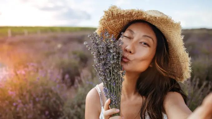 bunga lavender santai tersenyum