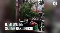 Beredar rekaman dua kelompok operator ojek online saling baku pukul.