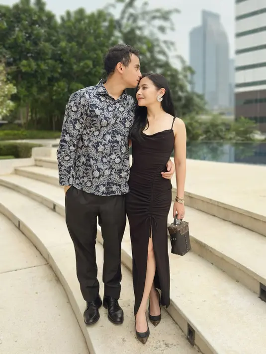 <p>Dalam potret yang diunggah, pasangan ini memperlihatkan chemistry yang hangat sekaligus gaya yang modis dan elegan, sebuah inspirasi manis bagi pasangan muda yang ingin tampil kompak tanpa berlebihan. [@prillylatuconsina96].</p>