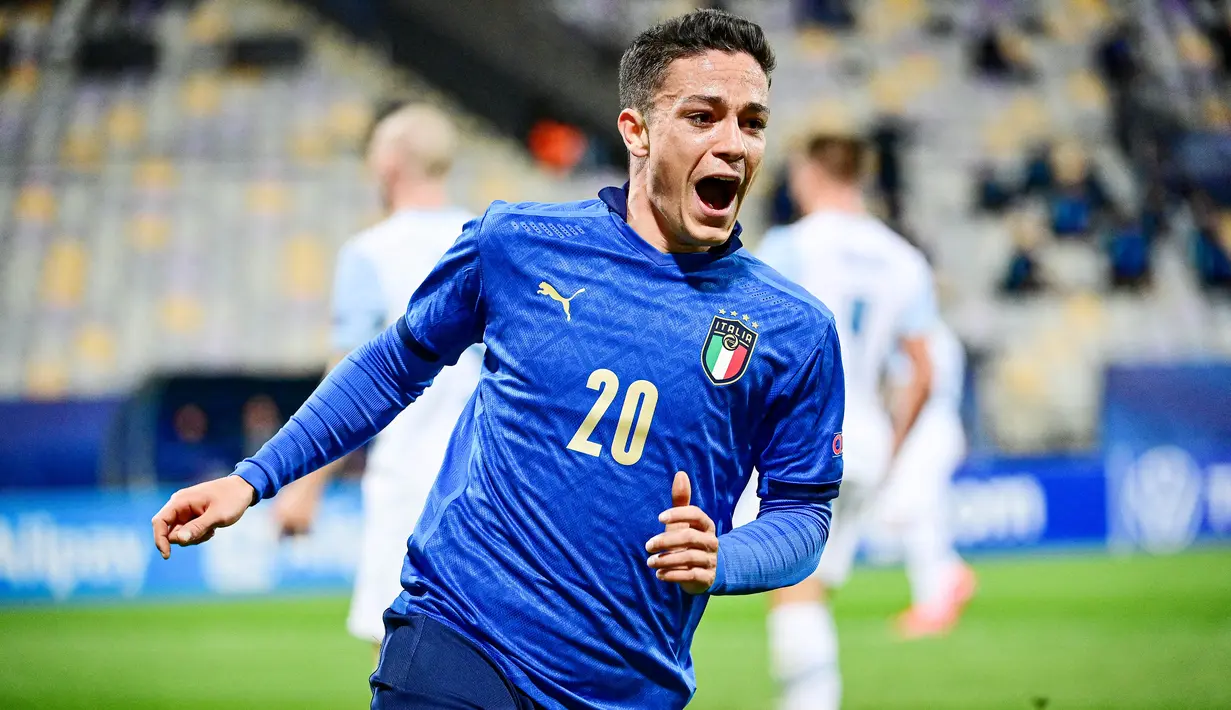 Giacomo Raspadori - Pemanggilan Raspadori merupakan salah satu kejutan yang dibuat Timnas Italia. Berlabel pemain debutan Gli Azzurri akan membuat bomber muda Sassuolo ini akan tampil habis-habisan untuk membayar kepercayaan Mancini.  (AFP/Jure Makovec)