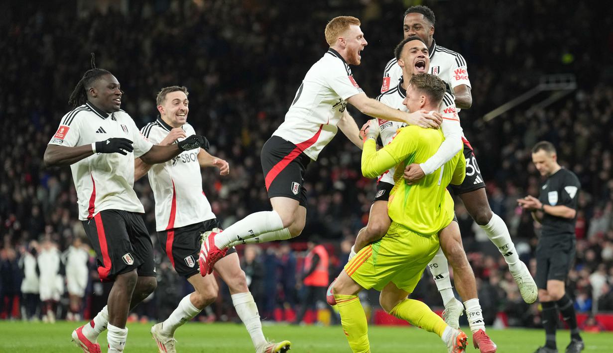 Para pemain Fulham merayakan kemenangan atas Manchester United dalam laga putaran kelima FA Cup 2024/2025 yang dihelat di Old Trafford, Minggu (2/3/2025) malam WIB. (AP Photo/Jon Super)