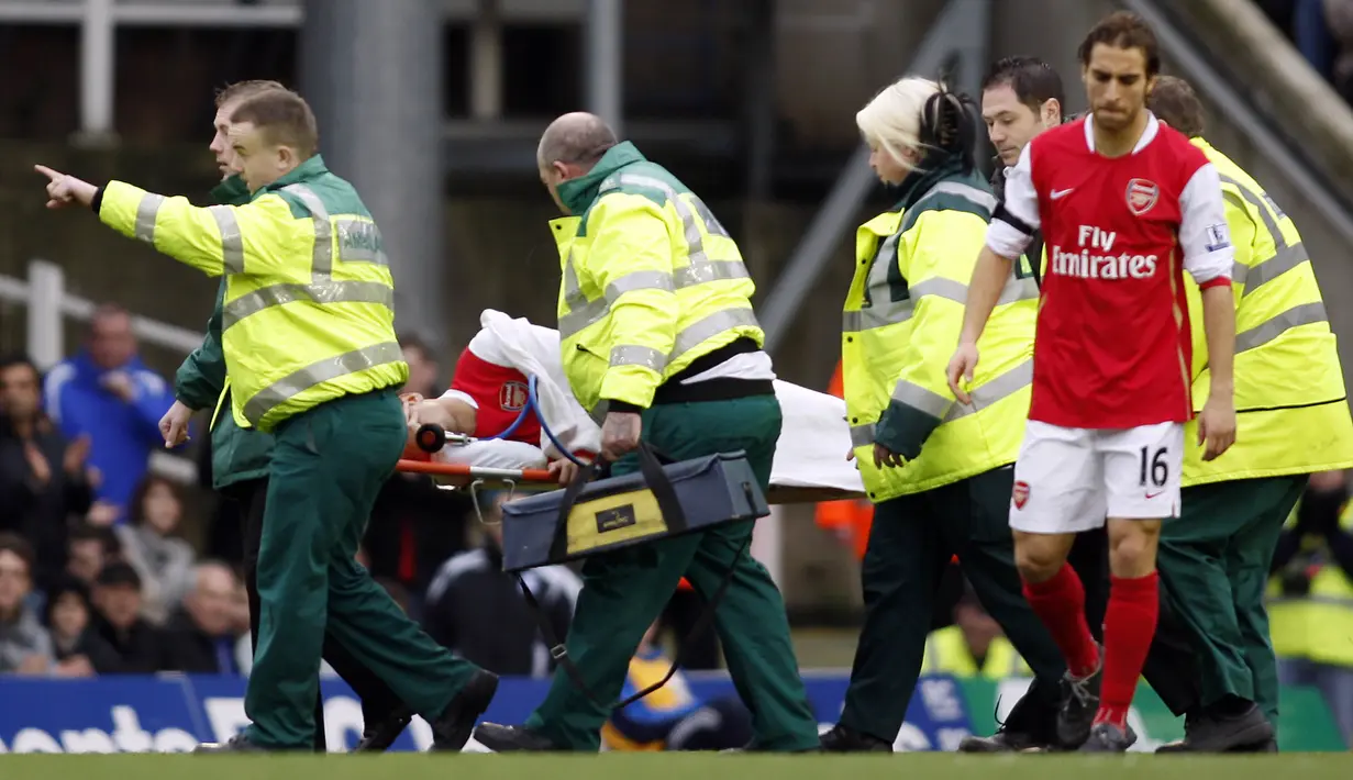4. Eduardo Da Silva (Arsenal) - Cedera patah kaki dan dislokasi engkel saat melawan Birmingham yang membuatnya harus absen satu tahun. (AFP/Adrian Dennis)
