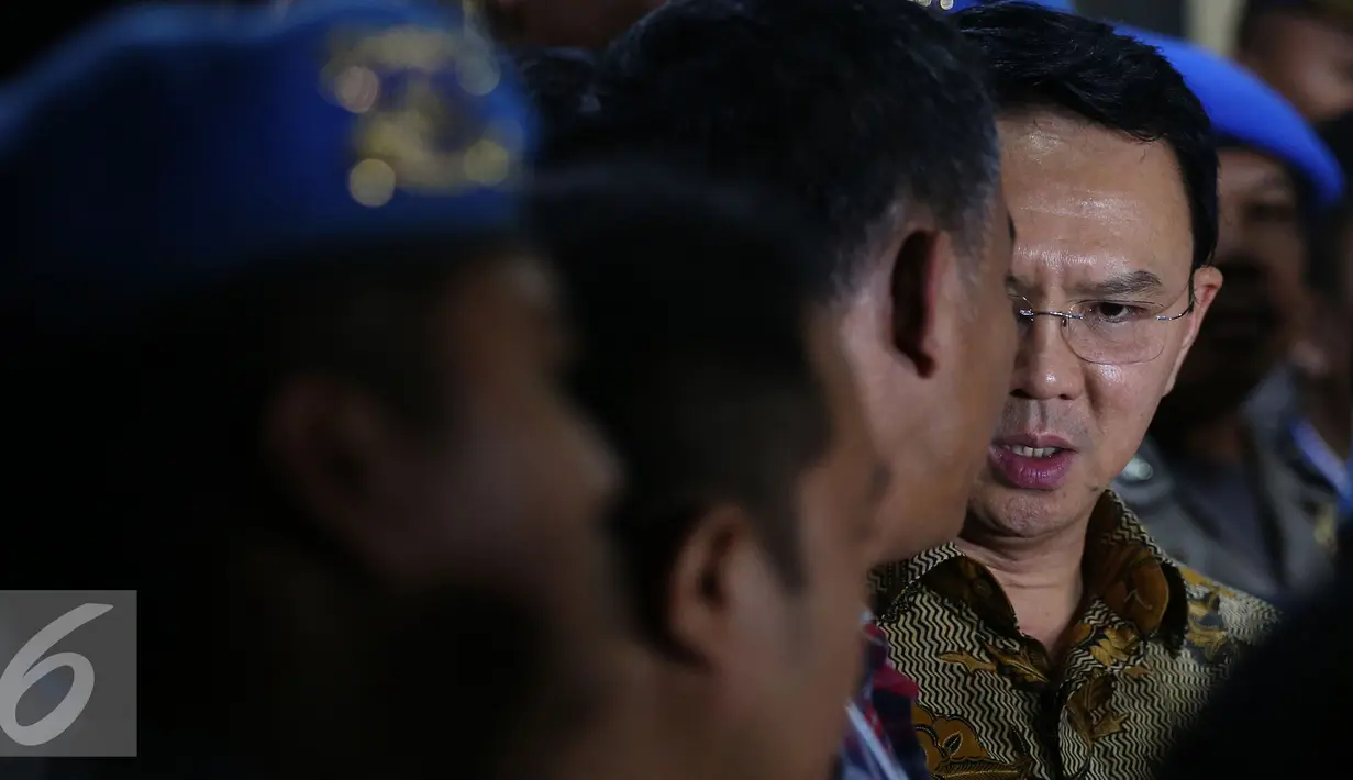 Basuki Tjahaja Purnama atau Ahok memilih bungkam usai diperiksa Bareskrim, Jakarta, Selasa (22/11). Ahok diperiksa selama 8,5 jam dengan 27 pertanyaan oleh tim penyidik. (Liputan6.com/Johan Tallo)