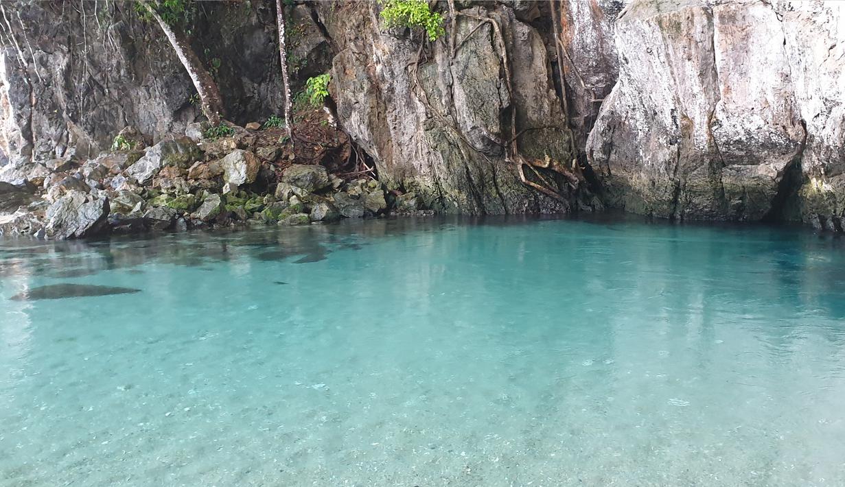 Suasana Sungai Tamborasi di Desa Tamborasi, Kecamatan Wolo, Kabupaten Kolaka, Sulawesi Tenggara (16/10/2019). Panjang Sungai Tamborasi hanya 20 meter, dengan lebar 15 meter. Hulu sungai sangat berdekatan dengan hilir yang bermuara ke Pantai Tamborasi. (Liputan6.com/Nurseffi Dwi Wahyuni)