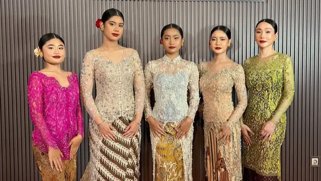 Gaya Anggun Almira Putri AHY dan Annisa Pohan Dibalut Kebaya saat Graduations Sekolah Modelling. [@kimmyjayantischool]