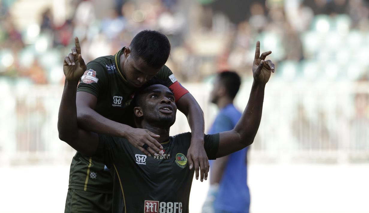 Striker Tira Persikabo, Osas Saha, merayakan gol yang dicetaknya ke gawang Kalteng Putra pada laga Shopee Liga 1 di Stadion Pakansari, Bogor, Jumat (26/7). Tira Persikabo menang 5-2 atas Kalteng. (Bola.com/Yoppy Renato)