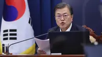 Presiden Koea Selatan Moon Jae-In mendesak para pejabat untuk mengerahkan "tenaga maksimum yang tersedia" dari pegawai sipil, polisi dan personel militer untuk membantu pelacakan kontak. ( AP: Kim Ju-Sung / Yonhap )
