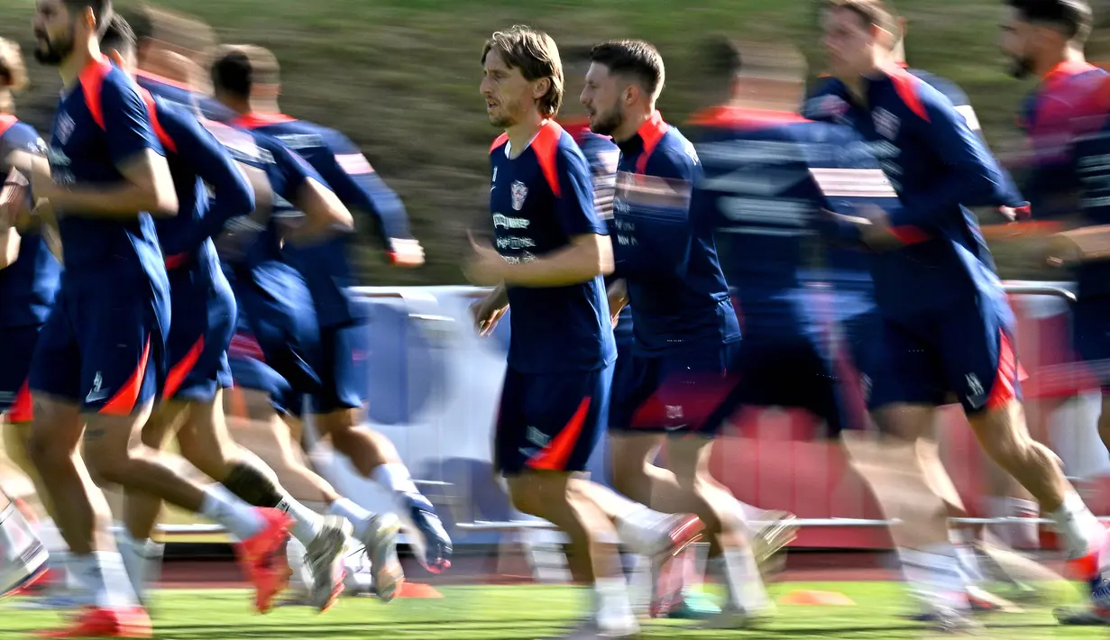 Pemain tengah timnas Kroasia, Luka Modric (tengah) saat sesi latihan persiapan jelang EURO 2024 di base camp tim di Neuruppin, pada 13 Juni 2024. (GABRIEL BOUYS/AFP)