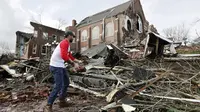 Dua badai Tornado terjadi di kota Tennesse malam tadi (3/3/2020), menewaskan sedikitnya 25 orang dan melukai ratusan lainnya. (AP Photo/Mark Humphrey)