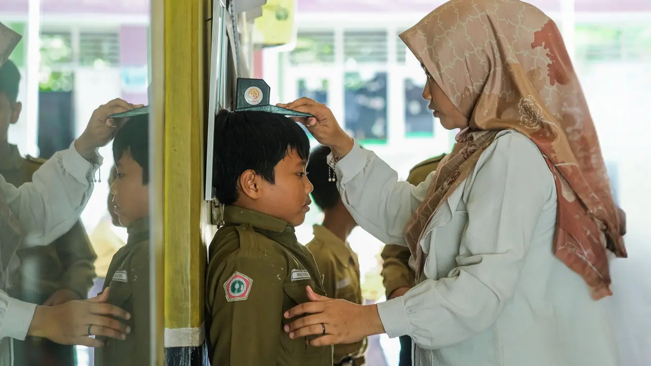 Program Makan Bergizi Gratis (MBG) menggunakan metode prasmanan untuk meningkatkan gizi anak-anak sekolah. Dengan dukungan teknologi dan kolaborasi ahli gizi, program ini mendukung kesehatan generasi muda. (Foto: Ist)
