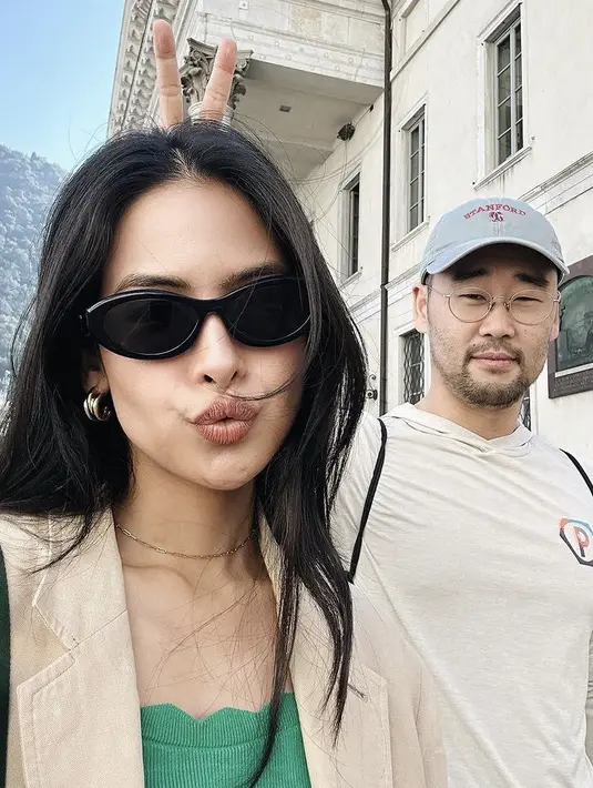 Sementara itu, sang suami tampil santai mengenakan kaos panjang warna putih dan topi capnya.  [@maudyayunda]