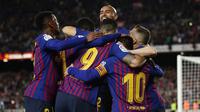 Para pemain Barcelona merayakan gol yang dicetak oleh Lionel Messi ke gawang Levante pada laga La Liga 2019 di Stadion Camp Nou, Sabtu (27/4). Barcelona menang 1-0 atas Levante. (AP/Manu Fernandez)
