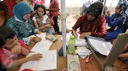 Petugas mendata warga yang mengikuti program KB di Rusun Cibesel, Jakarta, Selasa (23/8/2016). Mobil layanan KB DKI Jakarta melayani warga khususnya di pemukiman padat penduduk untuk mendapatkan program KB. (Liputan6.com/Yoppy Renato)