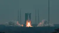 Roket pengangkut dengan daya angkut medium baru milik China, Long March-8, lepas landas dari Situs Peluncuran Wahana Antariksa Wenchang di Provinsi Hainan, China selatan (22/12/2020). (Xinhua/Pu Xiaoxu)