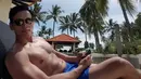 Saat berlibur di Manado, Marcelino Lefrandt terlihat berjemur sambil bertelanjang dada. Pada postingan itu, ia memutuskan untuk menutup kolom komentar. (Foto: instagram.com/marcelinolefrandt)