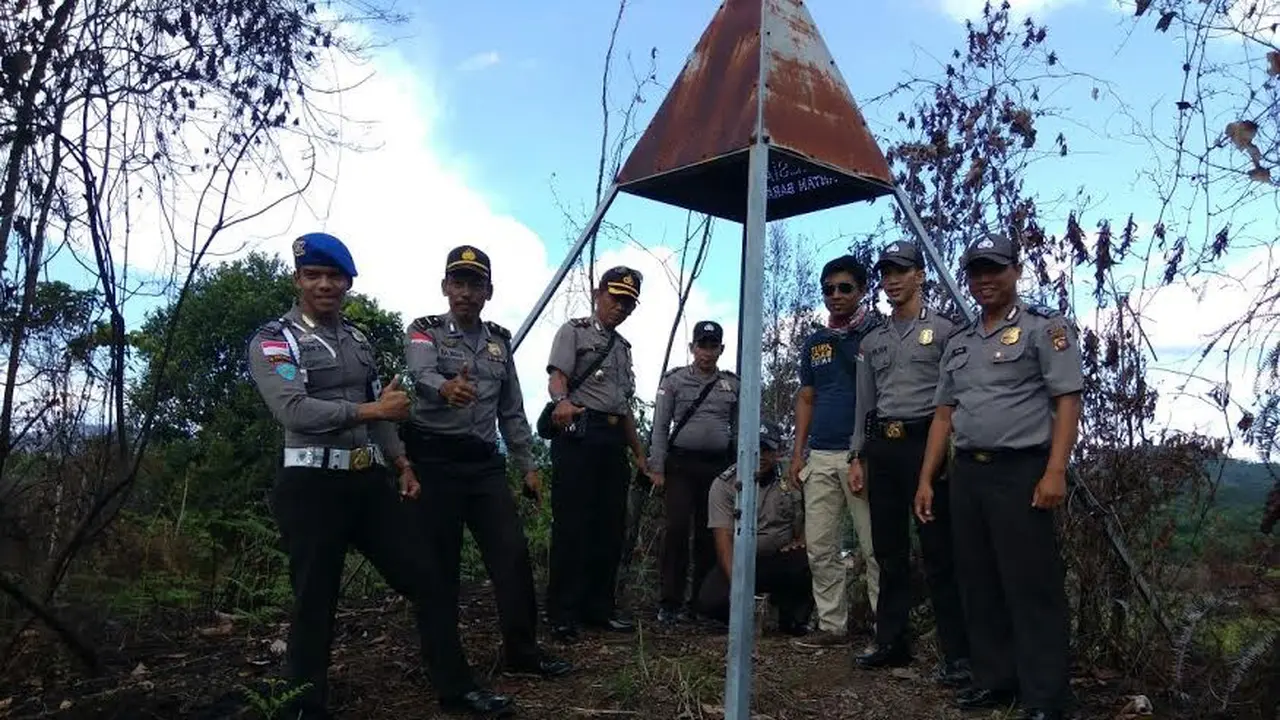 Patroli Perbatasan, Polisi Indonesia Butuh Jalan Kaki Berjam-jam