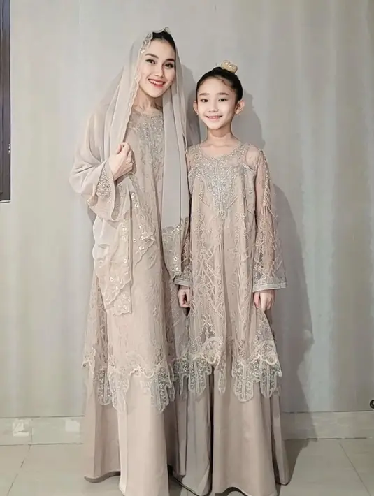 Busana cokelat tersebut dibuat oleh Faddat. Penyanyi dangdut ini melengkapi penampilan dengan selendang yang menutupi kepala. Sedangkan Bilqis mengikat rambutnya. Credit: Instagram (@ayutingting92)