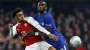 Duel pemain Arsenal, Alex Iwobi (kiri) dan pemain Chelsea, Antonio Rudiger ada laga leg pertama semifinal Piala Liga Inggris di Stamford Bridge, London, (10/01/2018). Chelsea bermain imbang 0-0 lawan Arsenal. (AFP/Ian Kington)