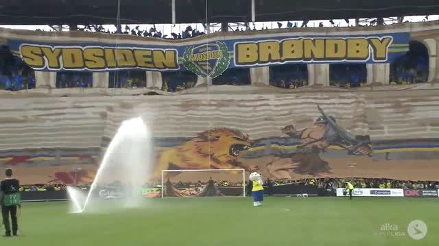 Kreativitas suporter sepak bola di derbi Kopenhagen dengan menampilkan koreografi unik ala gladiator di Stadion Brondby, Denmark.