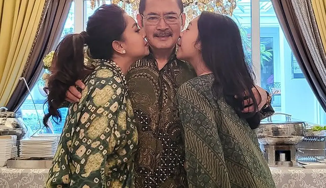 Mencermati foto ini tampak Mayangsari menyiapkan kue tar berbentuk persegi panjang dan nasi tumpeng. Pemilik album Kusalah Menilai menyebut Bambang Trihatmodjo suami super. “Sugeng Ambal Warsa my super husband (Selamat ulang tahun suami superku),” Mayangsari mencuit di akun Instagram pribadi, menyertai fotonya dan Khirani Trihatmodjo mencium pipi Bambang Triharmodjo. (Foto: Dok. Instagram @mayangsari_official)