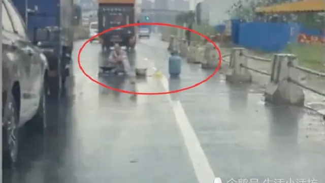 Masak Mie di Tengah Jalan, Pria Ini Sebabkan Kemacetan Parah