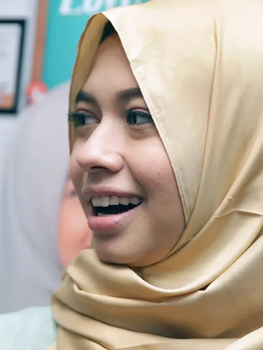 "Karena di pesantren kita dibiasain pakai hijab. Jadi sekarang udah biasa pakai hijab. Kalau saya awalnya emang gak bisa pakai hijab," kata Yuki Kato di XXI Djakarta Theater, Jakarta Pusat, Sabtu (15/10). (Bambang E. Ros/Bintang.com)
