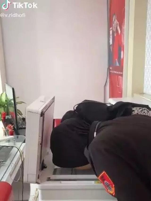 6 Tingkah Gokil Orang Pakai Mesin Fotokopi Kocak, Absurd Maksimal