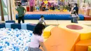 Orangtua mengawasi anak-anak mereka bermain di taman bermain dalam ruangan sebuah mal, Jakarta, Sabtu (1/1/2022). Taman bermain dalam ruangan menjadi alternatif masyarakat untuk berlibur dengan keluarga di awal tahun 2022. (Liputan6.com/Faizal Fanani)