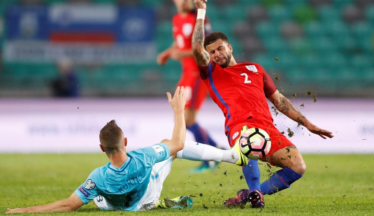 Pemain Inggris, Kyle Walker, berebut bola dengan pemain Slovenia, Jasmin Kurtic, pada laga Grup F Kualifikasi Piala Dunia 2018 zona Eropa, di Stadion Stozice, Ljubljana, Rabu (12/10/2016) dini hari WIB. (Action Images via Reuters/Carl Recine)