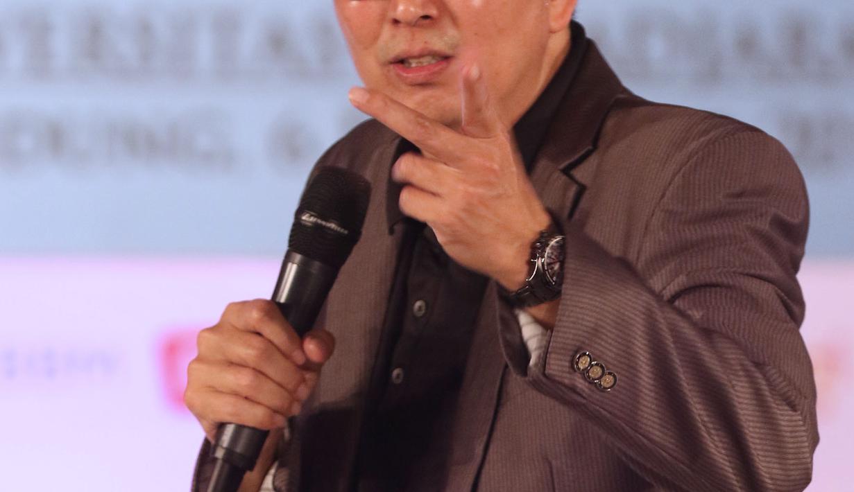 Motivator, Tung Desem Waringin berinteraksi dengan peserta EGTC 2018 Bandung di Graha Sanusi Hardjadinata, Universitas Padjajdaran, Bandung, Kamis (6/12). Tung Desem Waringin memberi motivasi percaya diri. (Liputan6.com/Helmi Fithriansyah)