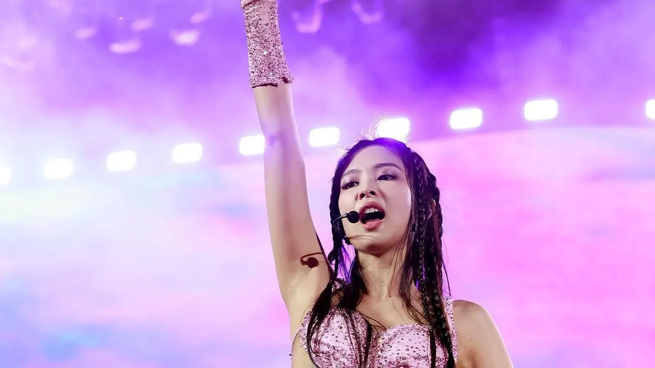 Tampilan Jennie BLACKPINK dengan Korset Terbuka yang Super Berani dan Seksi Bikin Penonton Coachella Week 2 Menjerit