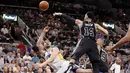 Pemain Golden State Warriors, Klay Thompson (kiri), melakukan tembakan melewati hadangan pemain San Antonio Spurs, Danny Green (14), pada lanjutan NBA di AT&T Center, San Antonio, AS, (10/4/2016). (Reuters/Soobum Im-USA Today Sports)