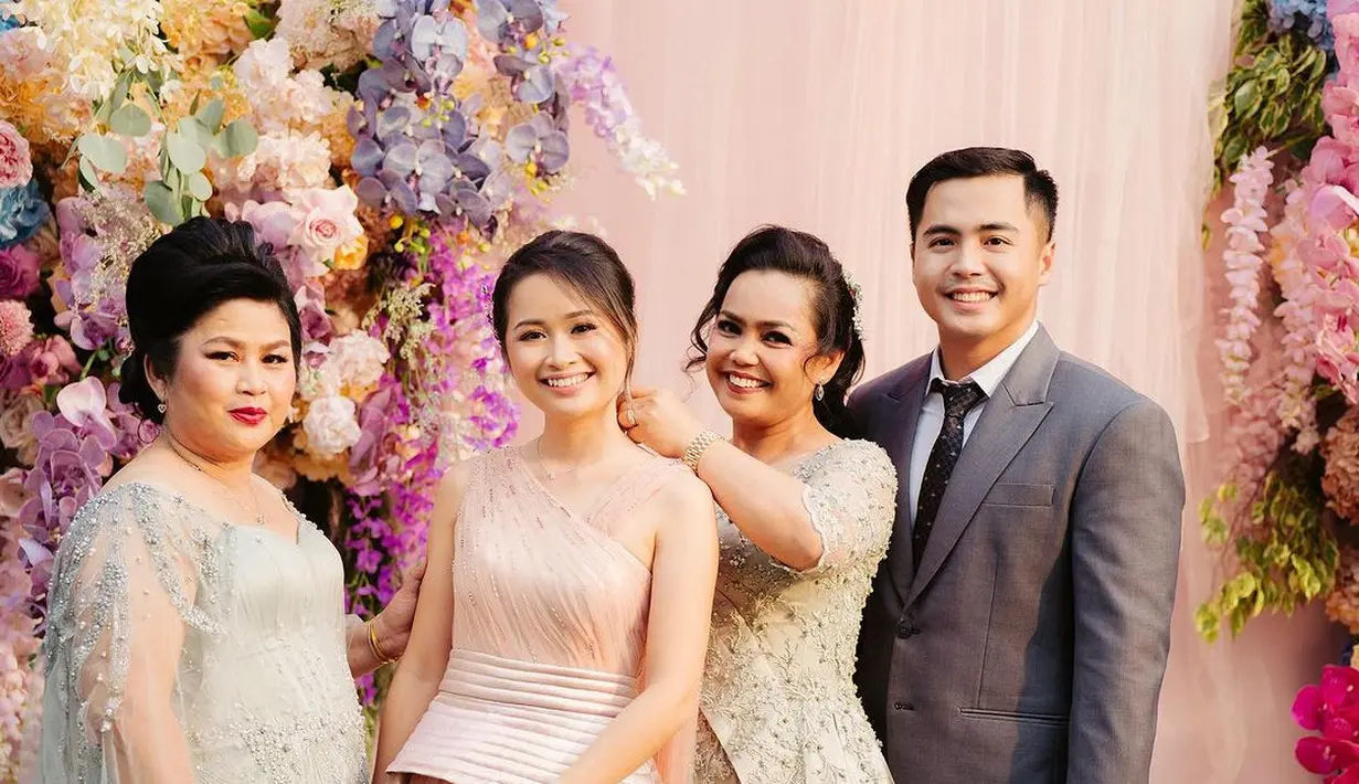 Sedangkan Arif tampil gagah dengan setelan jas berwarna abu-abu. Unggahan Gritte sontak menuai banyak ucapan selamat dari rekan artis hingga netizen.  Selamat untuk Gritte dan Arif! [Instagram/gritteagathaa]