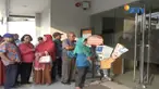 Pensiunan yang sebagian besar berusia lanjut ini antusias antre mencairkan dana THR.