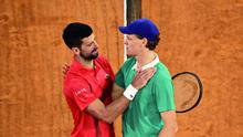 Pemenang pertandingan tenis Italia, Jannik Sinner, menyemangati Novak Djokovic (kiri) dari Serbia di akhir pertandingan semifinal tunggal putra pada hari ke-13 turnamen tenis Prancis Terbuka di Lapangan Philippe-Chatrier di Kompleks Roland-Garros di Paris pada 6 Juni 2025. (JULIEN DE ROSA/AFP)
