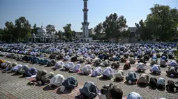 Umat muslim melaksanakan salat Idul Fitri di Eidgah Sharif Darbar, Rawalpindi, Pakistan, Minggu (24/5/2020). Idul Fitri tahun ini dirayakan umat muslim seluruh dunia di tengah pandemi virus corona COVID-19. (Aamir QURESHI/AFP)