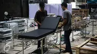 Para pekerja memasangkan busa untuk tempat tidur rumah sakit di UKM Nuri Teknik, Peuteuy Condong, Cibeber, Cianjur, Jawa Barat, Rabu (30/11). Ditargetkan pada tahun 2017 di UKM ini memproduksi 50 ribu unit alat kesehatan. (Liputan6.com/Faizal Fanani)