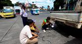 Salah satu personel dari Dinas Perhubungan mendampingi petugas Suku Dinas Lingkungan Hidup melakukan pengukuran gas buang kendaraan saat menggelar operasi uji emisi di Pintu Keluar Terminal Blok M, Jakarta, Kamis (9/4/2026). Untuk menjaga kualitas udara di Jakarta, Suku Dinas Lingkungan Hidup bersama unsur terkait menggelar razia uji emisi di sekitar Pintu Keluar Terminal Blok M, Jakarta. (Kapanlagi.com/Budy Santoso)