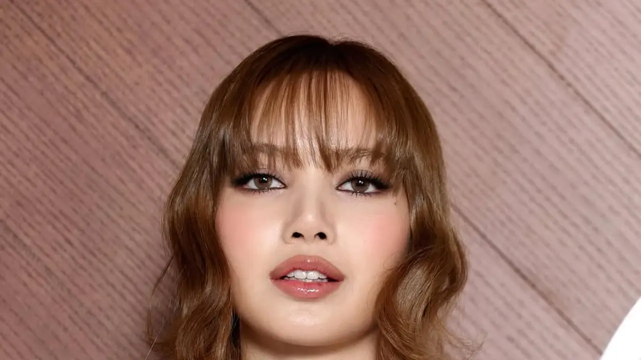Potret Memukau Lisa BLACKPINK dengan Smokey Eye Makeup yang Memikat di Paris Fashion Week