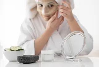 Skincare minimalis menekankan pada efektivitas dan pemilihan produk yang benar-benar dibutuhkan kulit, bukan sekadar mengikuti tren. Pendekatan ini dinilai mampu menjaga kesehatan skin barrier sekaligus mengurangi risiko iritasi, terutama untuk kulit kering. (foto/dok: freepik)