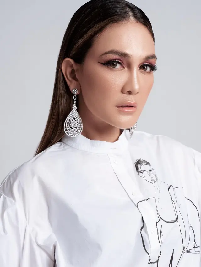 Gaya Pemotretan Terbaru Luna Maya. (Sumber: Instagram/winstongomez)