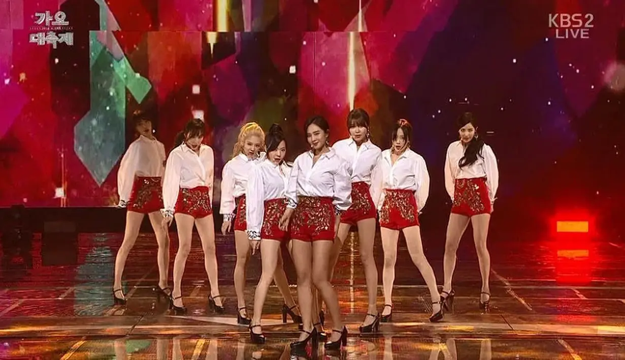 Girlband SNSD sempat dihujat oleh warganet lantaran pakaian yang dikenakannya mirip dengan desain dari Dolce & Gabbana. SNSD pun dituduh melakukan plagiat. (Foto: koreaboo.com)