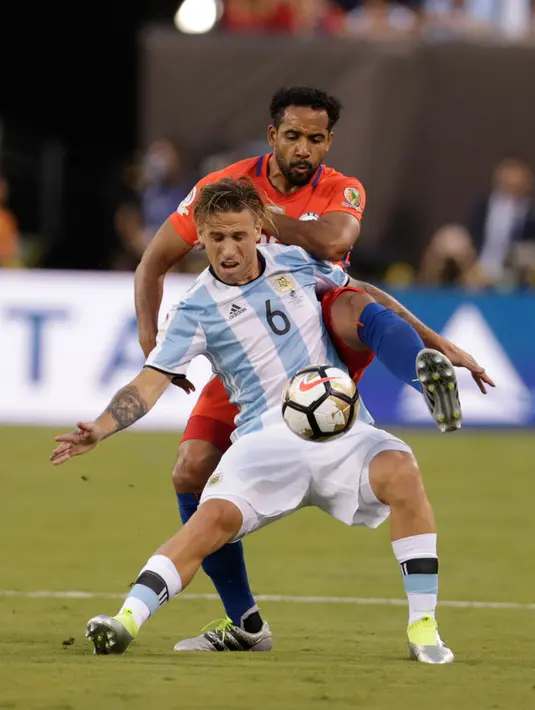 Gelandang, Lucas Biglia (depan) berusaha mengontrol bola dari kawalan gelandang, Jean Beausejour di Final Copa America 2016 di MetLife Stadium, Senin (27/6). Chile menang atas Argentina lewat adu penalti dengan skor 4-2. (Adam Hunger-USA TODAY Sports)