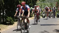 Pembalap asing berpartisipasi di Tour de Banyuwangi tahun lalu.