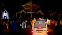Mobil ambulans dikerahkan ke lokasi kebakaran yang melanda sebuah kuil di Kollam, India Selatan, Minggu (10/4). Media setempat melaporkan, kebakaran terjadi setelah perayaan yang menyalakan kembang api untuk menandai akhir sebuah festival. (REUTERS/ANI)