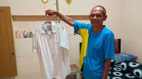 Erwin Syamsudin menunjukkan baju putih bersejarah pemberian pelatih Budihardjo Thalib yang dipakai selama menukangi Persik di Liga 2 2019 lalu. (Bola.com/Gatot Susetyo)